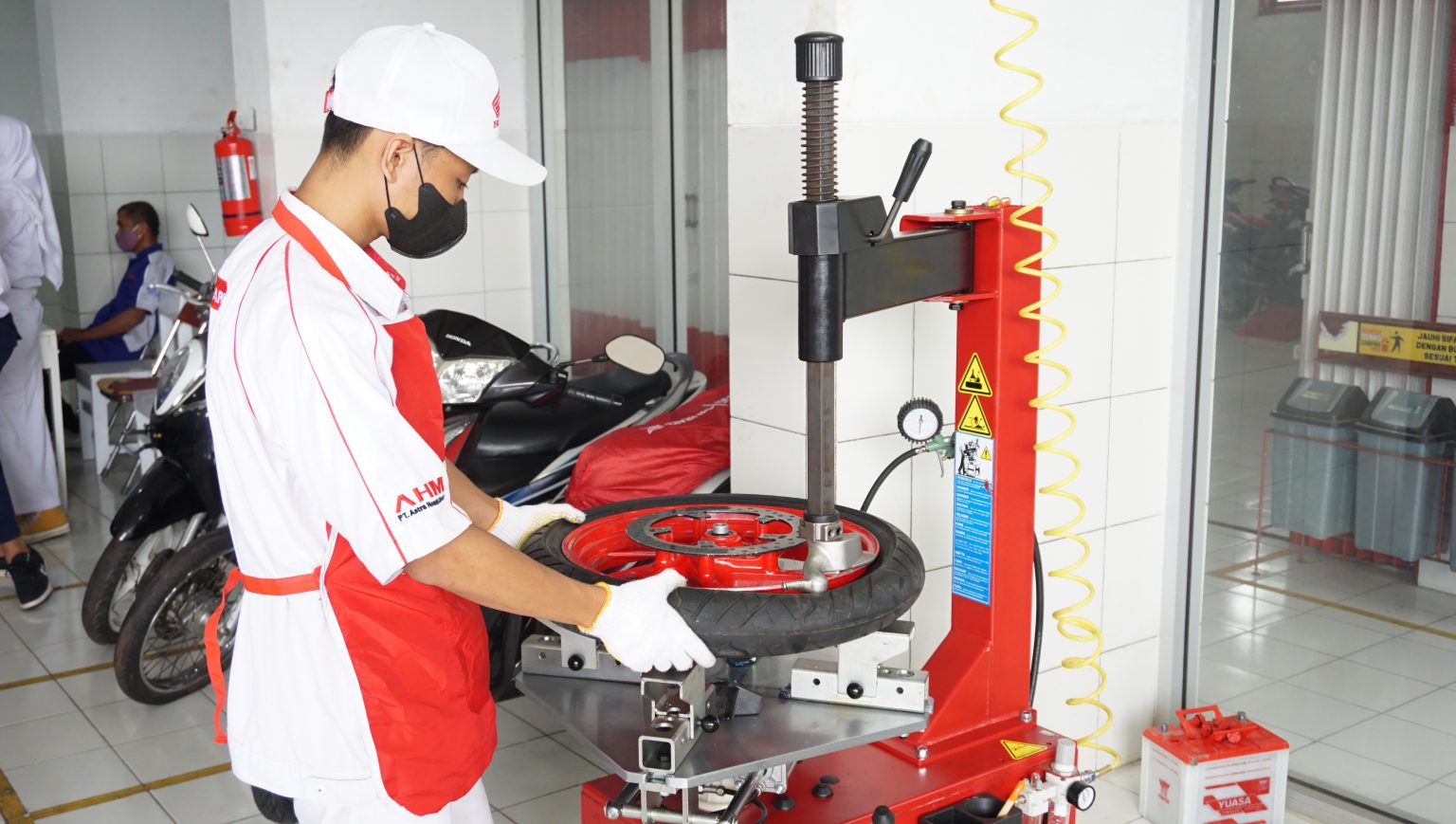 TEKNIK BISNIS SEPEDA MOTOR